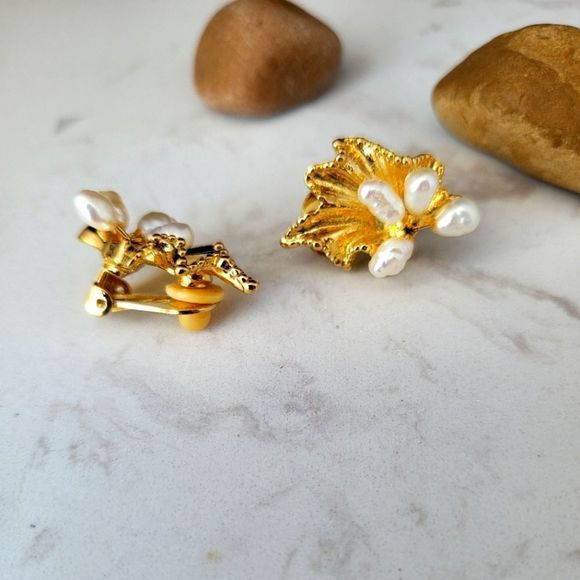 Stunning clip earrings gold color and natural freshwater pearls - Picture 4 of 4